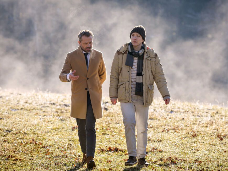 Erik und Gerry laufen im Nebel nebeneinander her