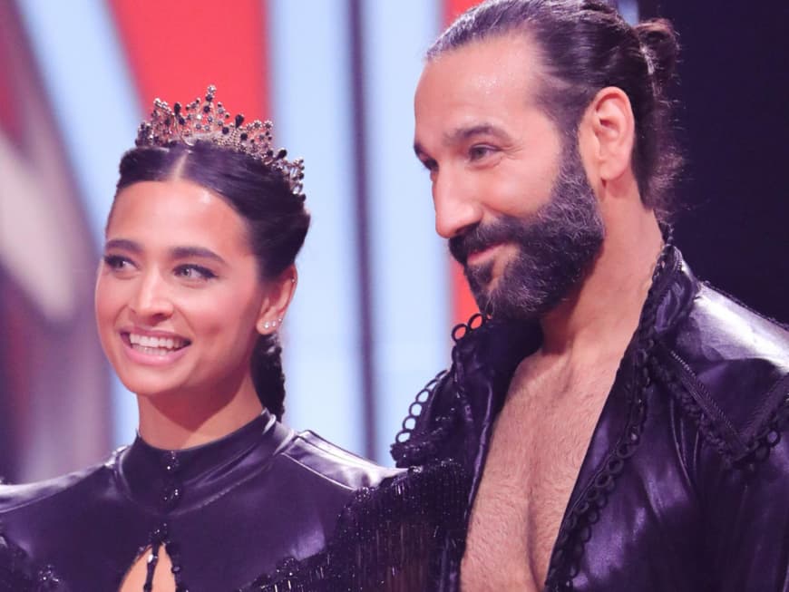 Amira Pocher und Massimo Sinató lächelnd bei Let's Dance