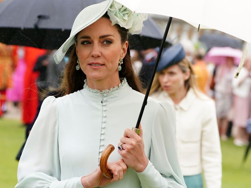 Herzogin Kate in grünem Kostüm mit auffälligem Hut