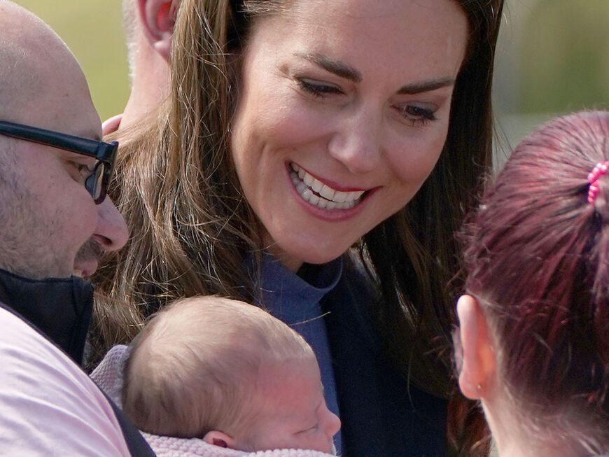 Herzogin Kate schaut begeistert auf Baby 