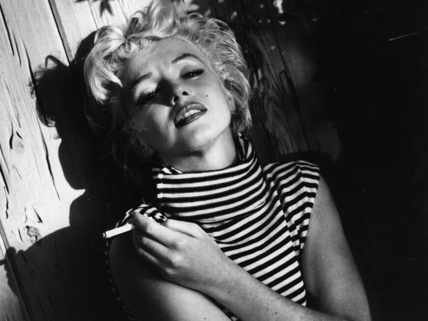 Marilyn Monroe nachdenklich in Schwarzweiß
