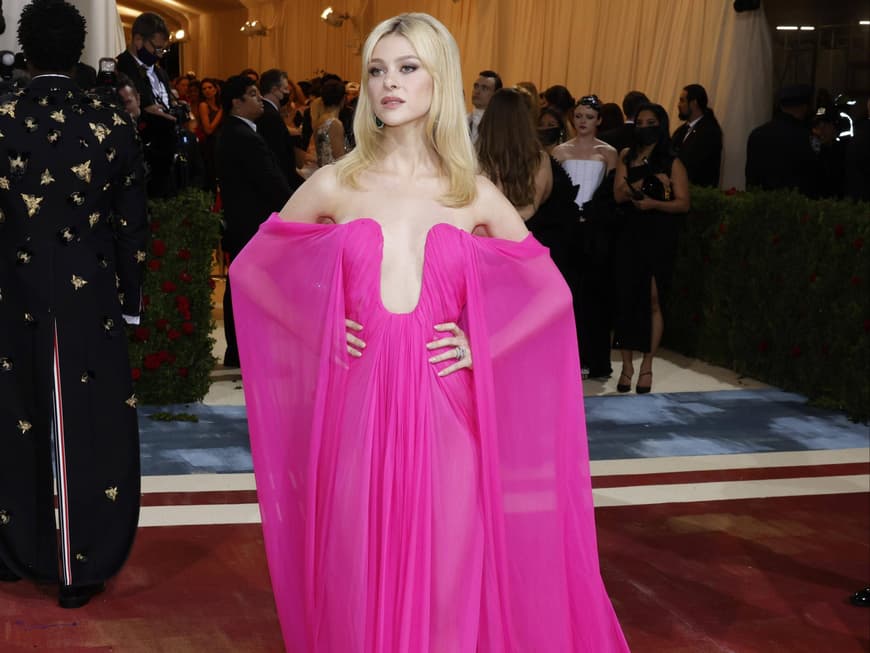 Nicola Peltz-Beckham im pinken Kleid