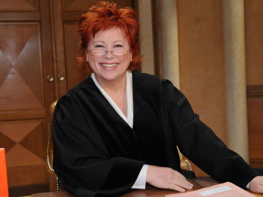 Barbara Salesch lacht in der Sat.1-Show "Richterin Barbara Salesch“
