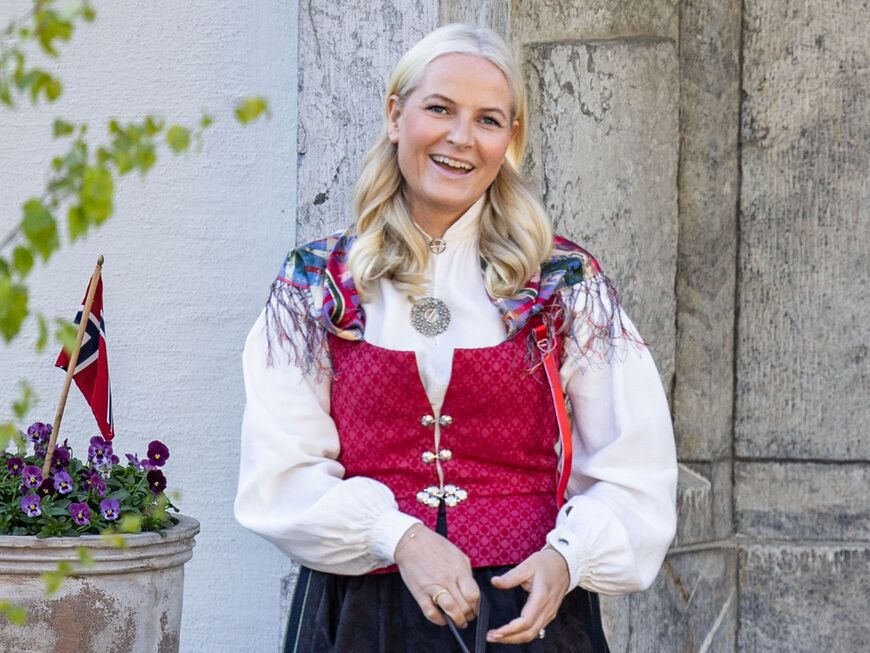 Mette-Marit von Norwegen lacht