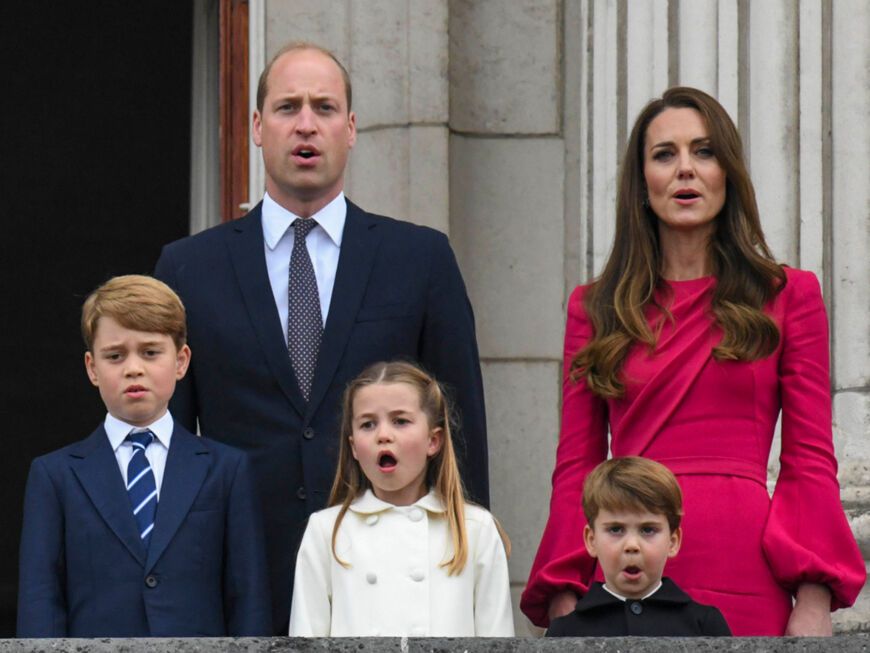 Prinz William und Prinzessin Kate stehen auf dem Balkon des Buckingham-Palastes mit ihren drei Kindern George, Charlotte und Louis
