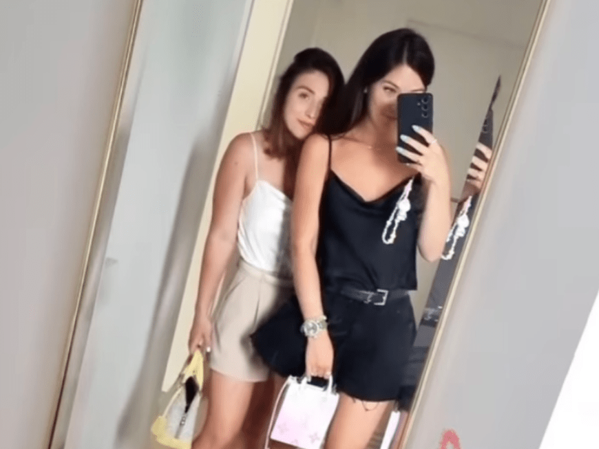 Bibi Claßen mit ihrer Freundin Mona vorm Spiegel
