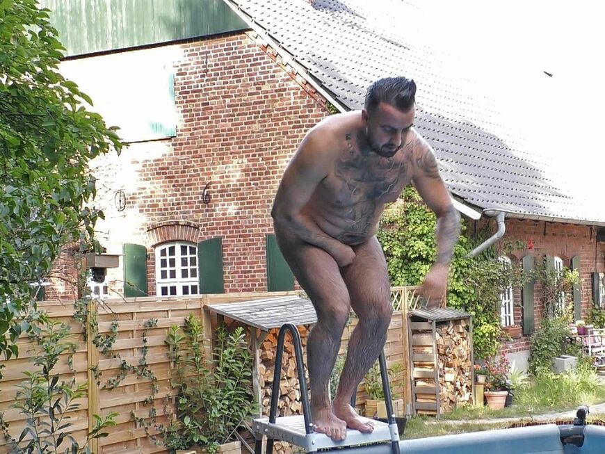 Cosimo Citiolo springt nackt in den Pool im Sommerhaus der Stars