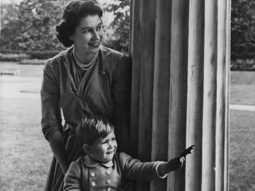 König Charles III. als kleiner Junge mit seiner Mutter Queen Elizabeth II. 