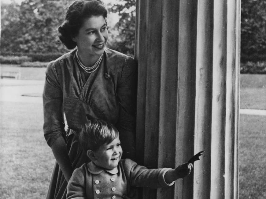 König Charles III. als kleiner Junge mit seiner Mutter Queen Elizabeth II. 