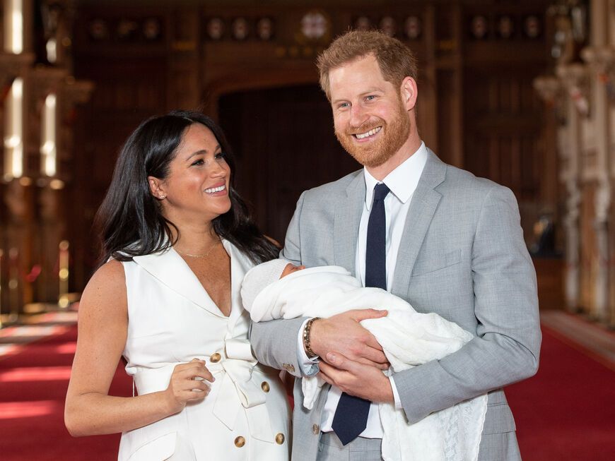 Prinz Harry und Herzogin Meghan stehend mit Baby Archie.