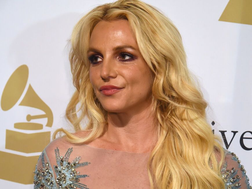 Britney Spears schaut ernst zur Seite mit leichtem Schmunzeln