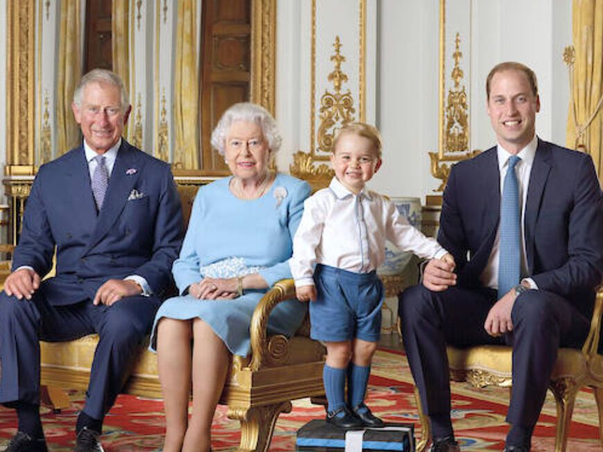 König Charles III., Queen Elizabeth II., Prinz George und Prinz William (v.l.) posieren für ein Foto