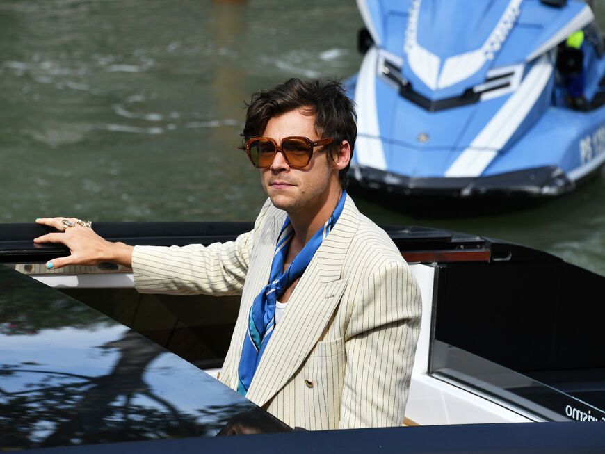 Harry Styles kommt auf dem Boot am Casino Pier in Venedig an 