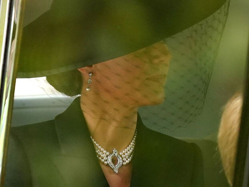 Herzogin Kate mit Perlenkette und Ohrringe im Auto