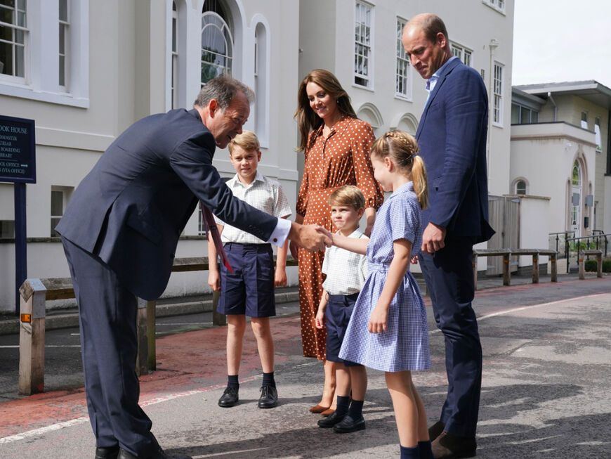 Herzogin Kate schaut stolz auf ihre Kinder die beim ersten Schultag begrüßt werden