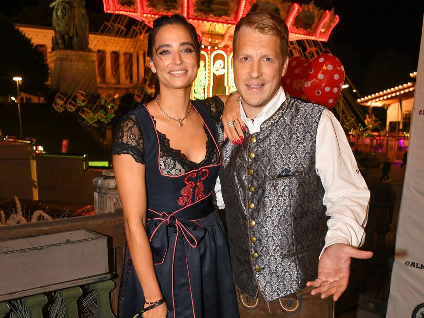 Stars auf dem Münchner Oktoberfest 2022: Oliver und Amira Pocher in Dirndl und Lederhose