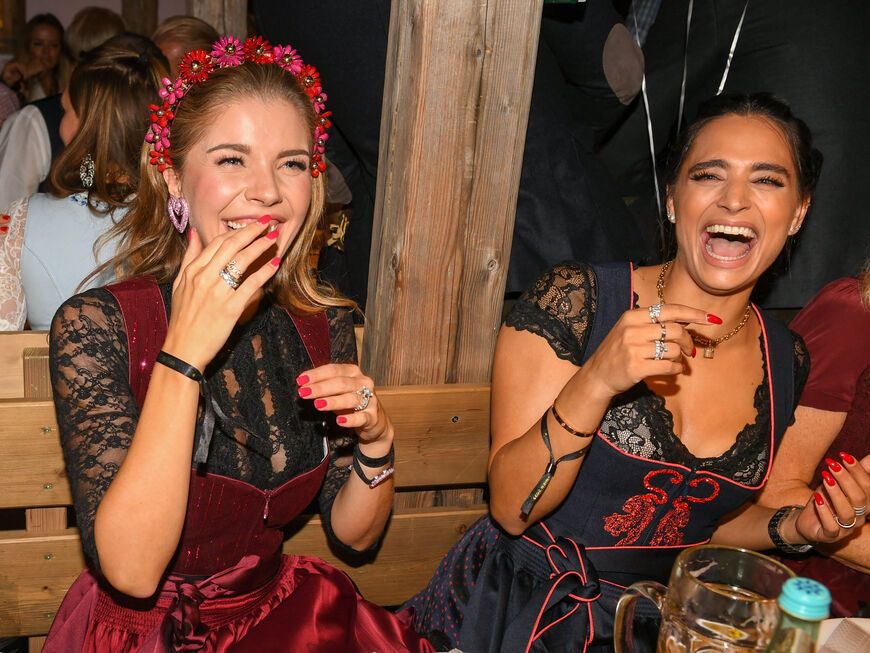 Stars auf dem Münchner Oktoberfest 2022: Victoria Swarovski und Amira Pocher ausgelassen im Dirndl