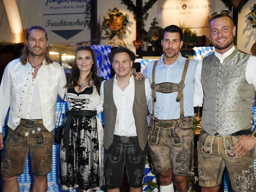 Stars auf dem Münchner Oktoberfest 2022: Nico Schwanz, Denise und Henning Merten, Leonard Freier und Eric Sindermann posieren gemeinsam
