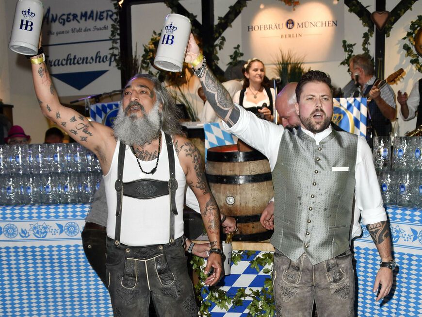 Stars auf dem Münchner Oktoberfest 2022: Felix von Jascheroff und Senay Gueler heben ihre Maß Bier