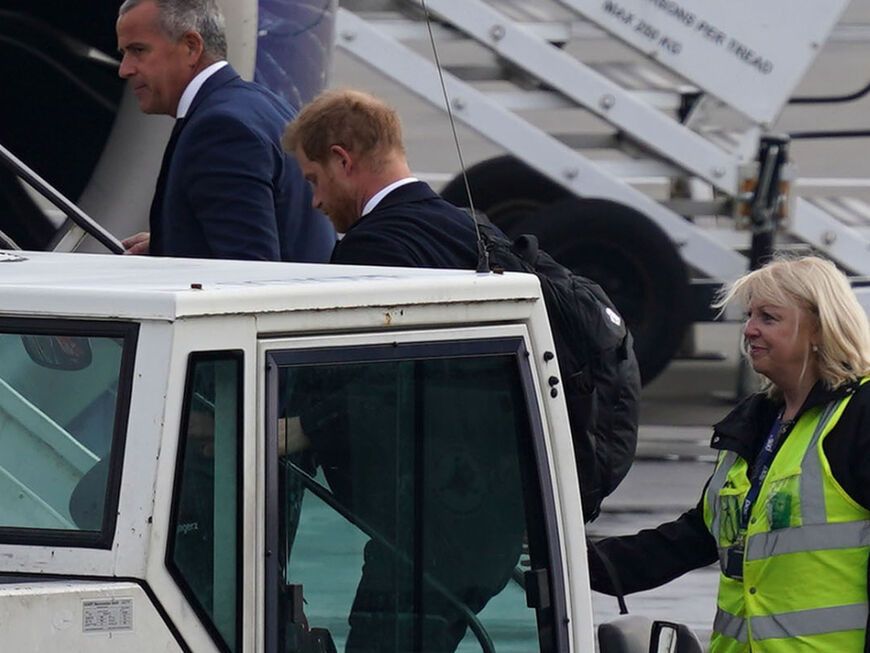 Prinz Harry steigt in Flugzeug