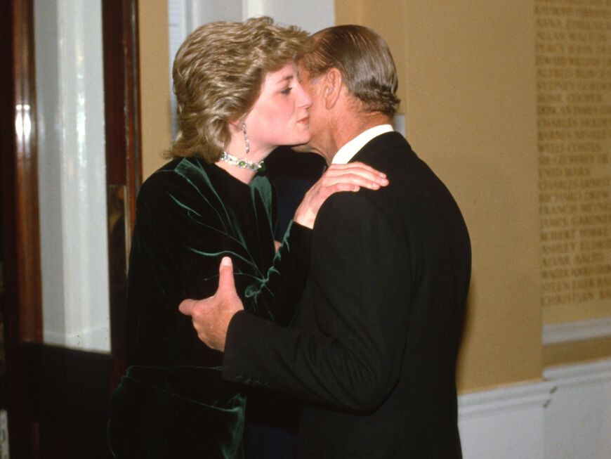 Prinzessin Diana küsst Prinz Philip auf die Wange