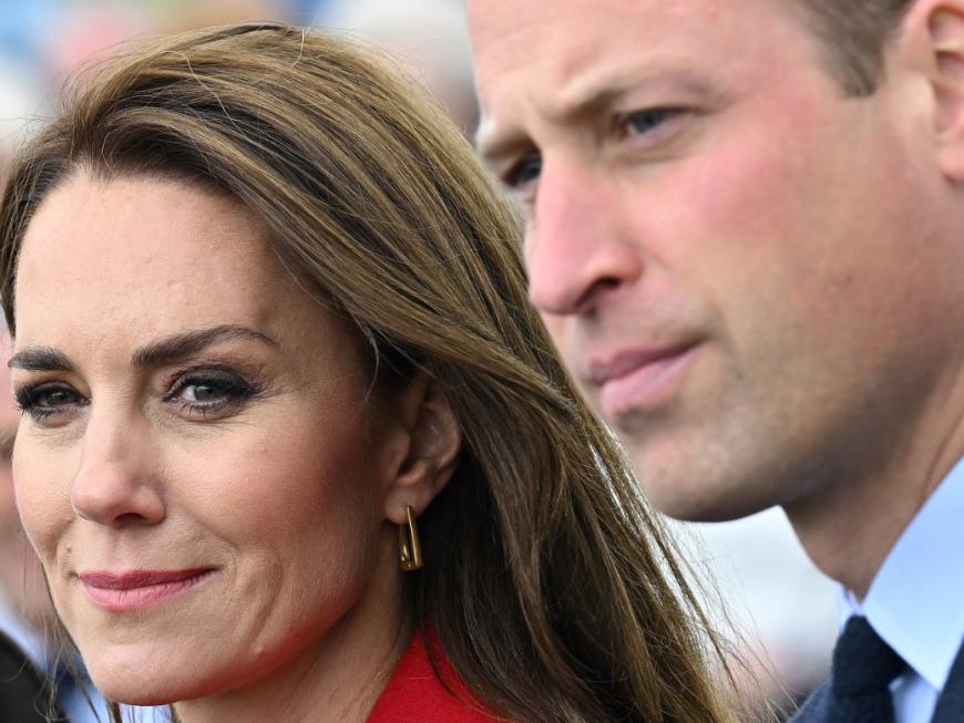 Prinzessin Kate und Prinz William schauen ernst.