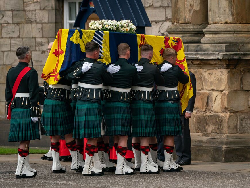 Der Sarg von Queen Elizabeth II. wird nach Edinburgh überführt
