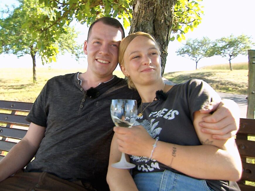 "Bauer sucht Frau": Anna und Max kuscheln auf der Bank