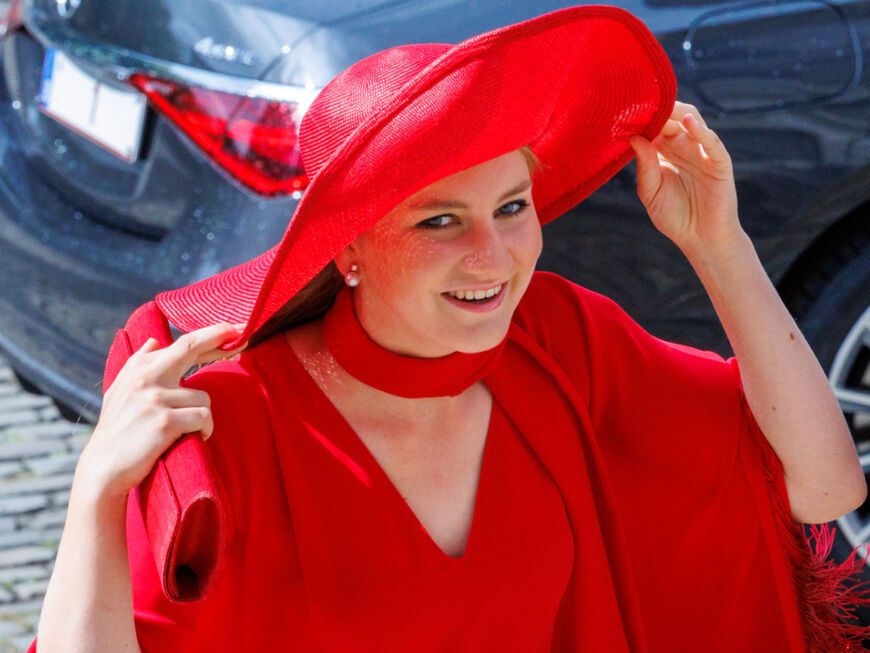 Elisabeth von Belgien in rotem Outfit