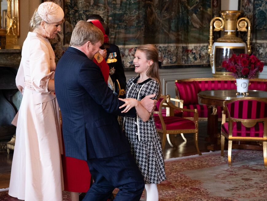 Prinzessin Estelle umarmt König Willem-Alexander