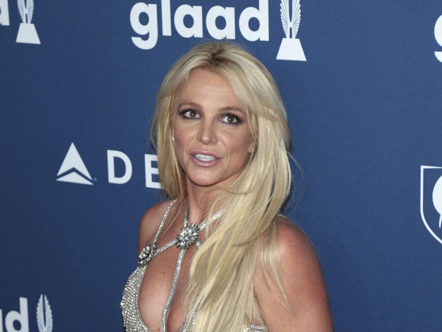 Britney Spears in einem funkelnden Kleid