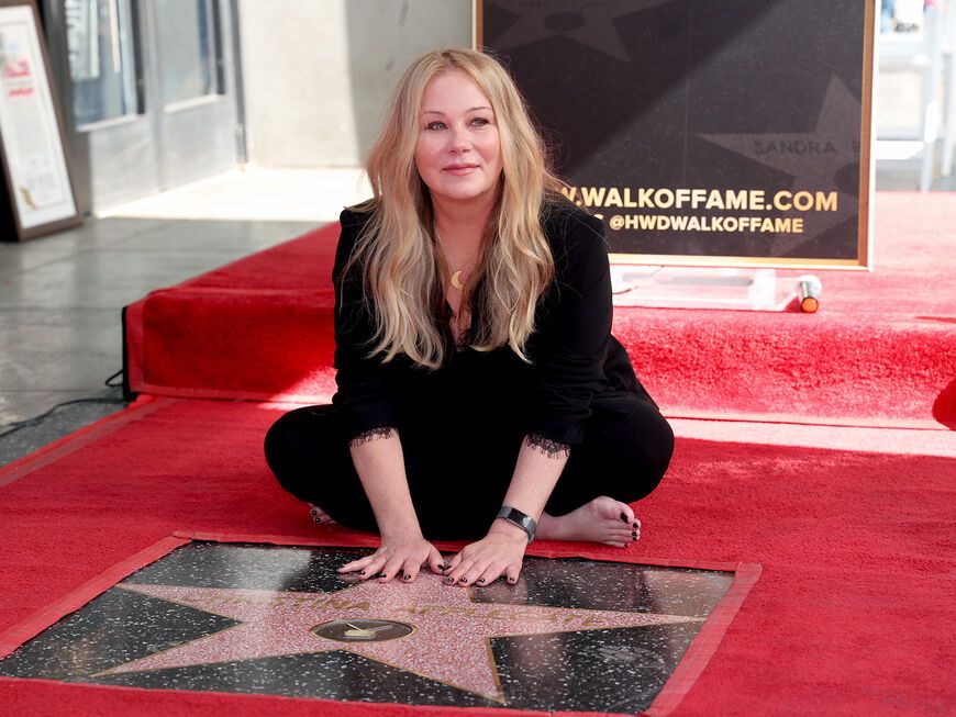 Christina Applegate sitzt vor ihrem Stern auf dem "Walk of Fame"