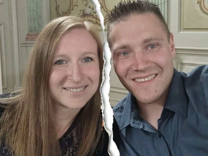 Die "Hochzeit auf dem Blick"-Kandidaten Jana und Markus lächeln auf einem Selfie mit einem Riss in der Mitte.