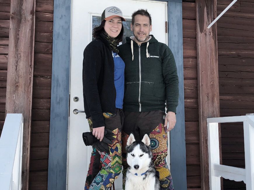 Die "Goodbye Deutschland"-Auswanderer Julia Siefert-Winter und Sven vor ihrem Haus in Lappland.