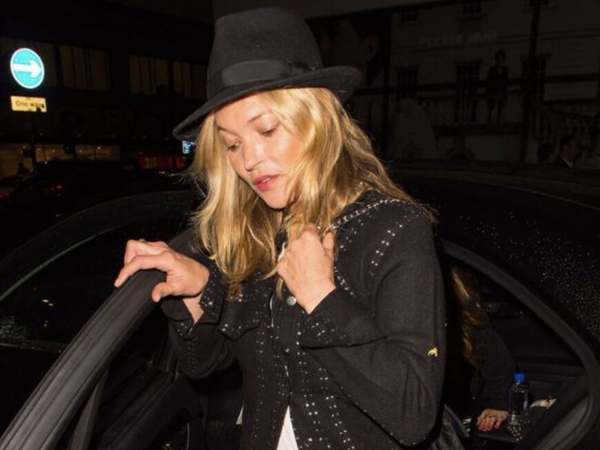Kate Moss steigt aus dem Auto und sieht betrunken und müde aus.