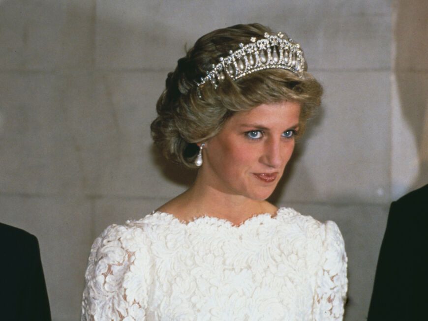 Prinzessin Diana trägt ein Diadem 