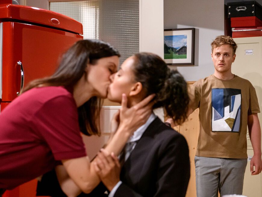 Sturm der Liebe Carolin und Vanessa küssen sich Max schaut entsetzt