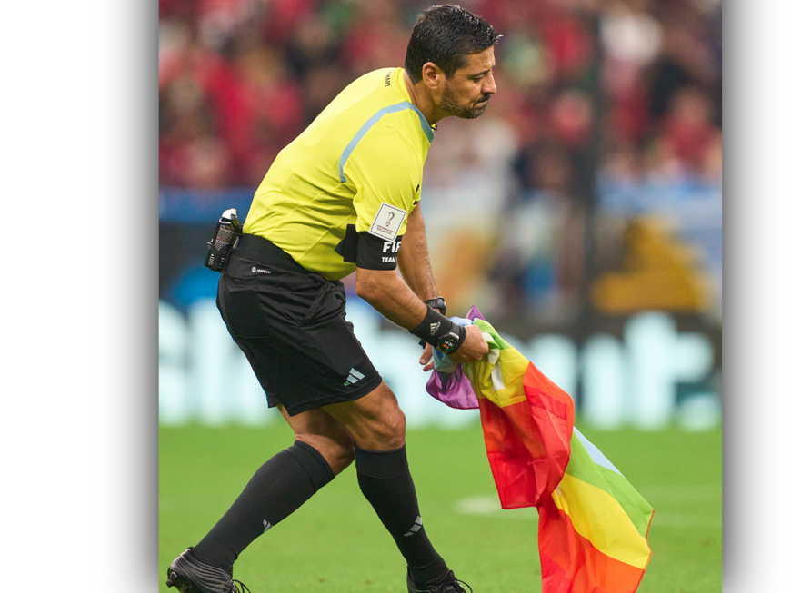 WM 2022: Schiedsrichter mit Regenbogen-Flagge