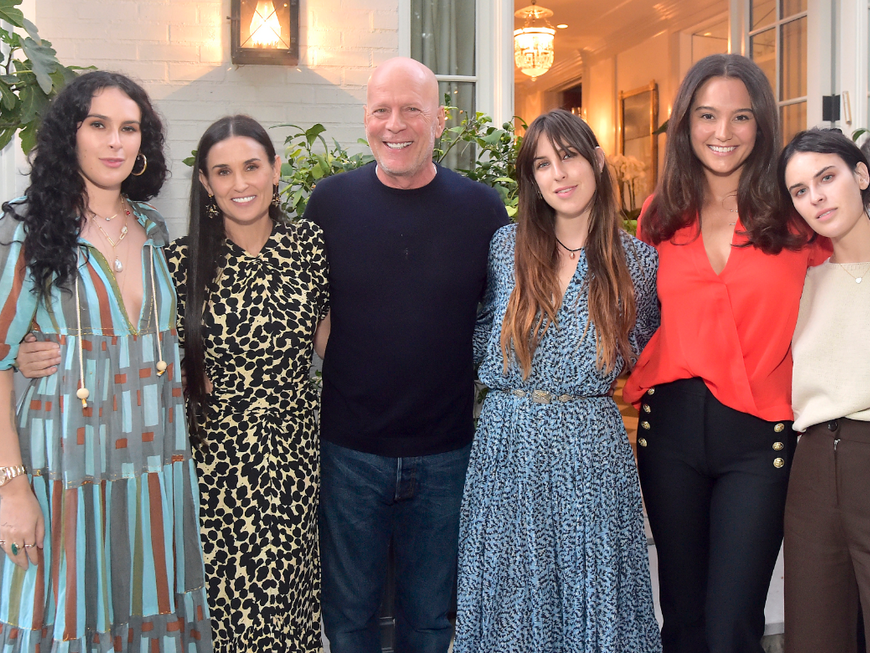 Bruce Willis mit Ex-Frau Demi Moore, Ehefrau Emma und den Töchtern Rumer, Tallulah & Scout