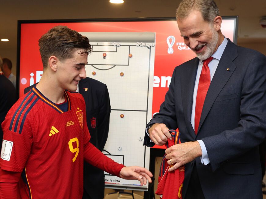 König Felipe von Spanien mit Fußballer Gavi bei der WM