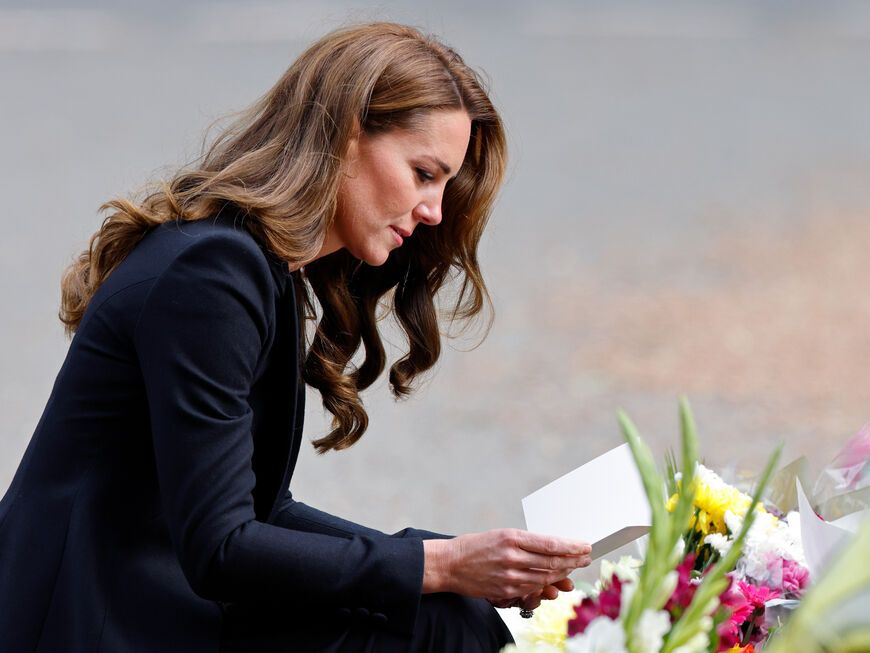 Prinzessin Kate ließt Trauerkarten an Queen Elizabeth II.