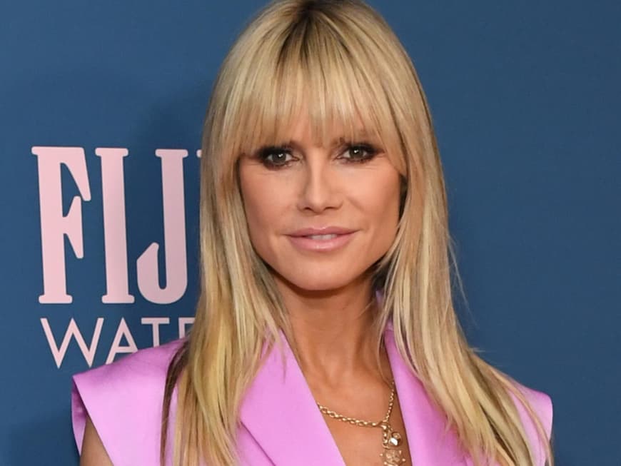 Heidi Klum lächelt im pinken Shirt