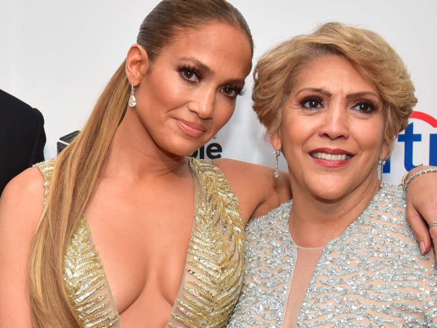 Jennifer Lopez mit ihrer Mama Arm in Arm