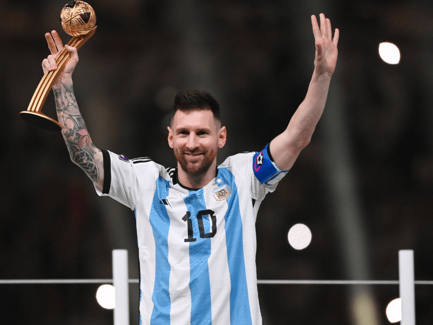 Lionel Messi glücklich mit WM-Pokal 2022 in Katar