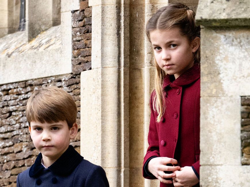 Prinz Louis und Prinzessin Charlotte schauen in die Kamera