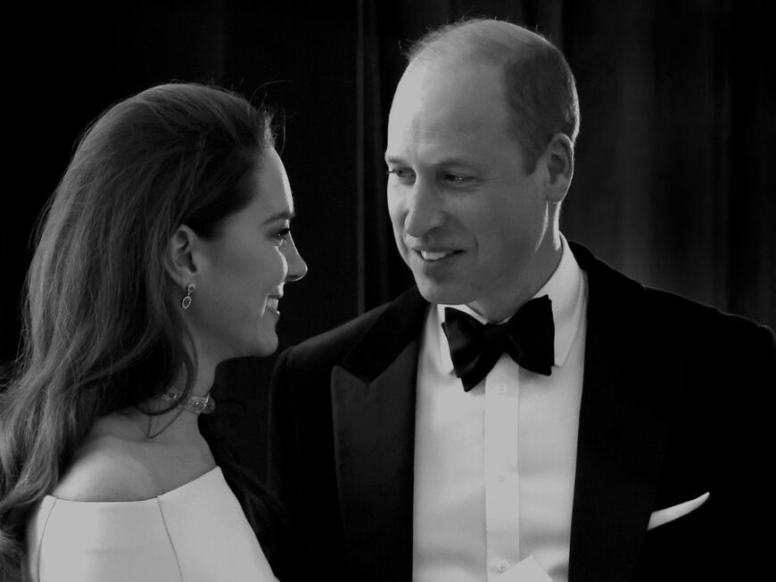 Prinzessin Kate und Prinz William schauen sich bei der Vergabe des Earthshot-Price verliebt an.