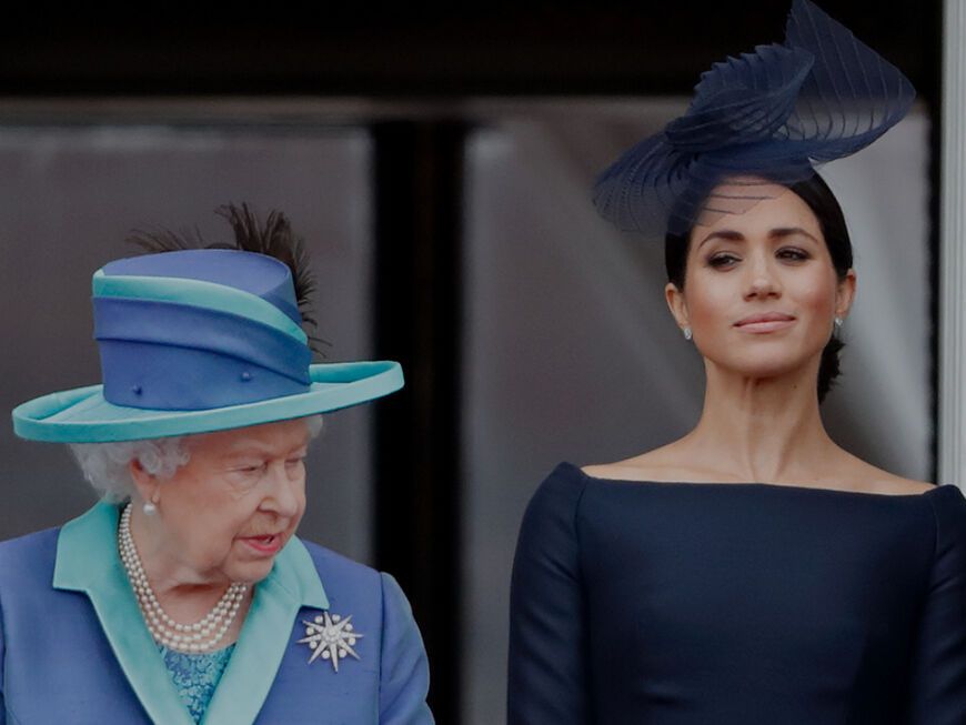 Queen Elizabeth II. und Herzogin Meghan stehen nebeneinander.