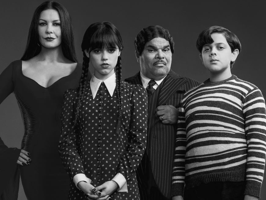 "Wednesday"-Familienfoto: Catherine Zeta-Jones als Morticia Adams, Jenna Ortega als Wednesday Addams, Luis Guzmán als Gomez Addams und Issac Ordonez als Pugsley Addams 