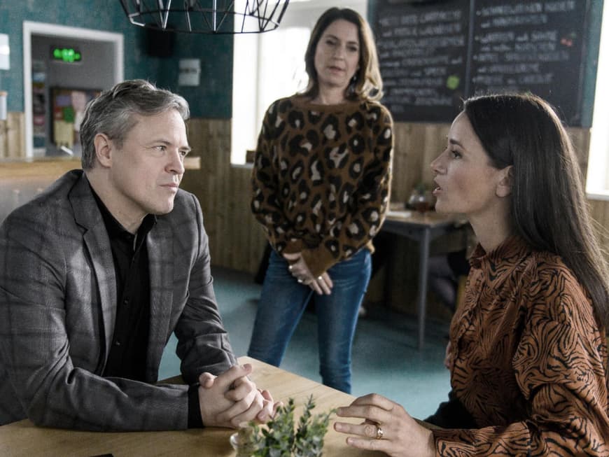 Axel und Jenny schauen sich bei "Alles was zählt" an, Daniela steht im Hintergrund