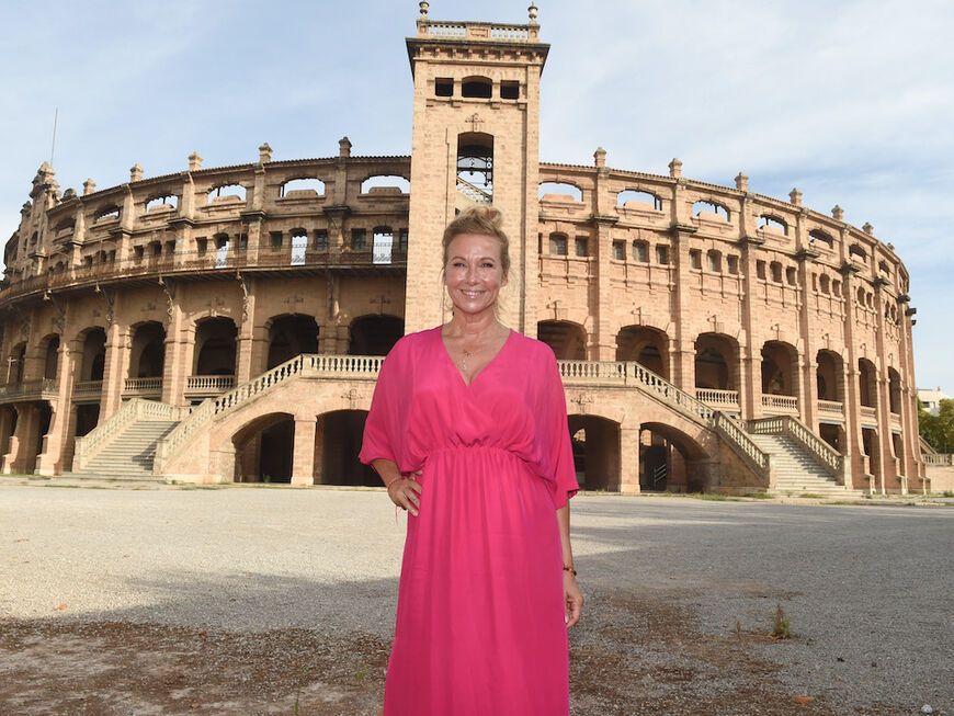 Andrea Kiewel steht vor dem Coliseo Balear
